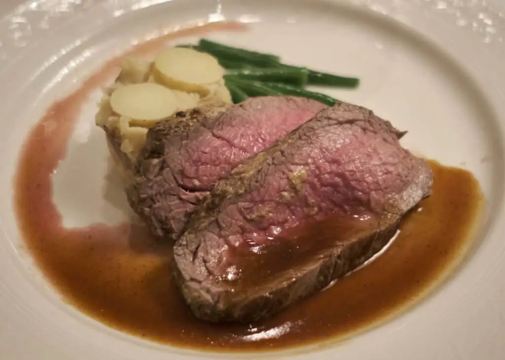 Chateaubriand-Roasted Filet Steak Ψητό φιλέτο Μπριζόλα Royal Court Disney Fantasy